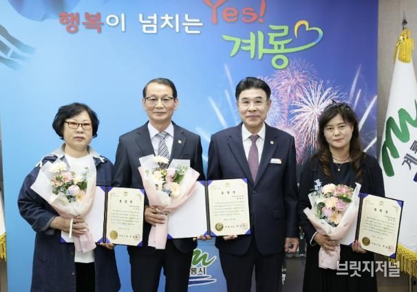 표창 수여 사진(왼쪽부터 도중남, 최윤덕, 김은주 위원)