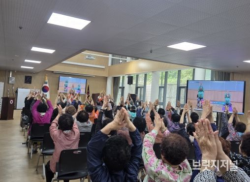 “하루 10분, 건강이 달라집니다!” 노인대학 어르신 대상 건강체조 시연