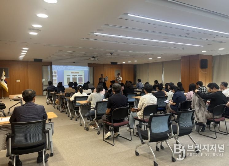 포항시가 지난 27일 시청 소회의실에서 ‘제2차 건축 행정 건실화 교육’과 간담회를 개최했다.