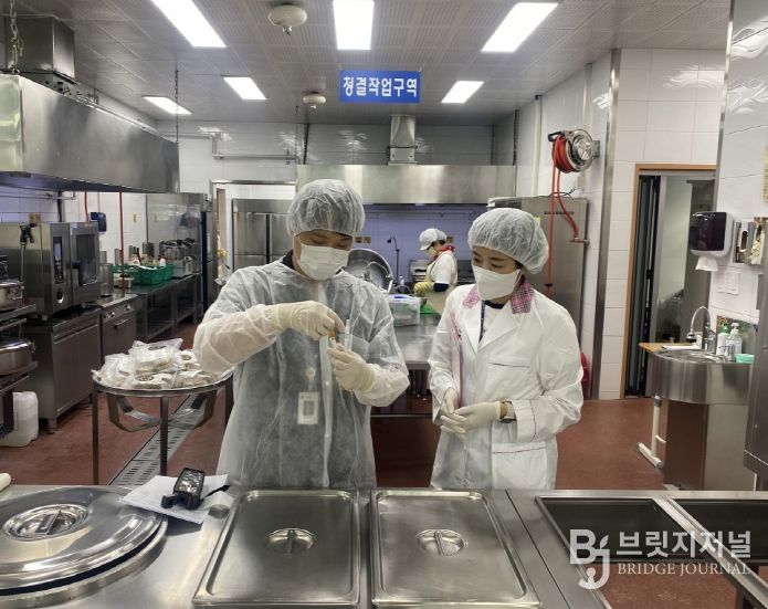 포항시가 가을 신학기에 대비해 지역 내 학교·유치원 집단급식소와 식재료 공급업체 등에 대한 식중독 예방 위생 점검을 실시하고
