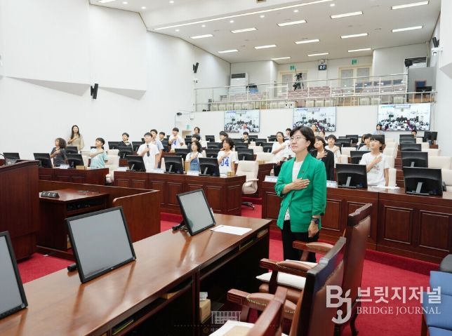 귀덕초등학교 및 납읍초등학교 학생자치회는 2025년 9월 22일(월) 오전 10시 본회의장에서 2025 청소년 의회 의정체험을 실시했다. 이날 교육위원회 고의숙 의원이 학생들을 맞이하여 환영사를 했다.
