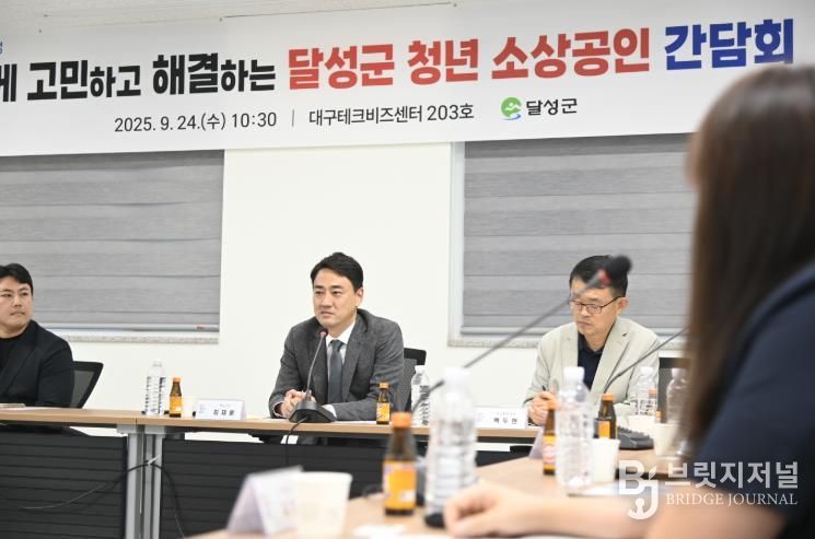 2025년 09월 24일_달성군 청년소상공인 간담회 사진 3(좌측부터 최재규 달성군의원, 최재훈 달성군수, 백두현 달성군 경제환경국장)