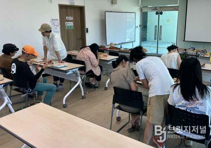 ‘2025년 도서관 가죽 공방’ 프로그램