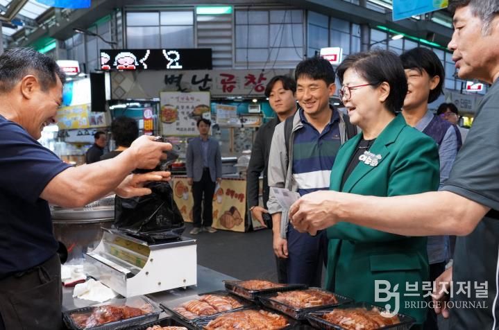 이순희 강북구청장이 관내 전통시장을 방문해 상인들과 소통하고 있다.