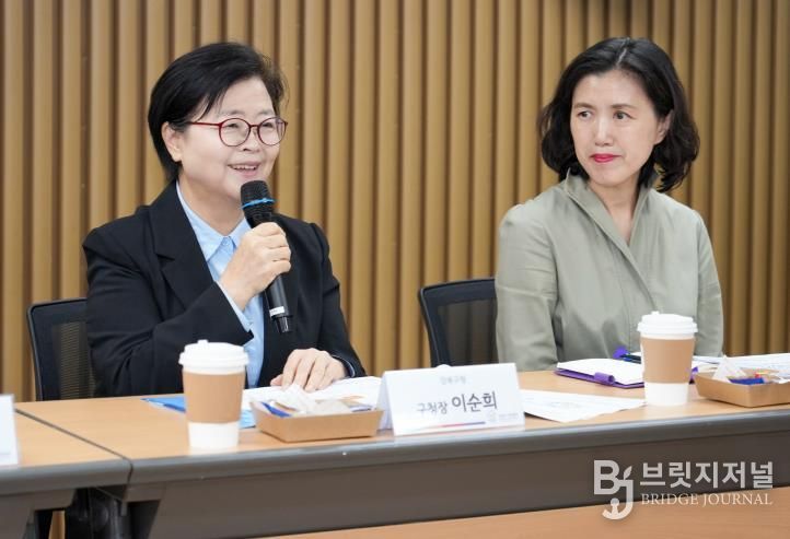 이순희 강북구청장(왼쪽)이 지난 26일 강북구 가족센터에서 진행된 간담회에서 관계자들과 이야기를 나누고 있다.