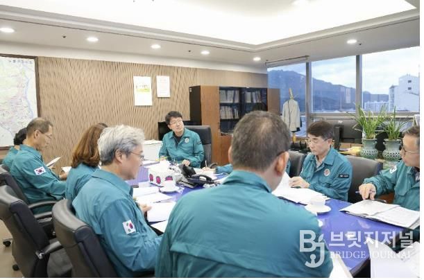 도봉구는 지난 9월 28일 오후 부구청장실에서 긴급회의를 열고 민원 시스템 작동 여부 등을 철저히 점검하고 대체 방법에 대해 논의했다