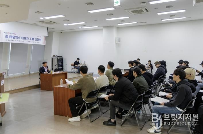 박강수 마포구청장이 춤 허용업소 대표자와 소통하고 있다.