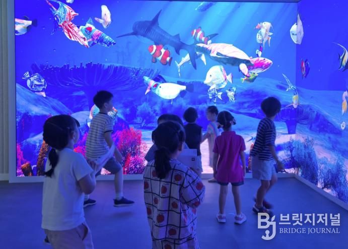 미디어 아트월 체험을 즐기는 어린이들