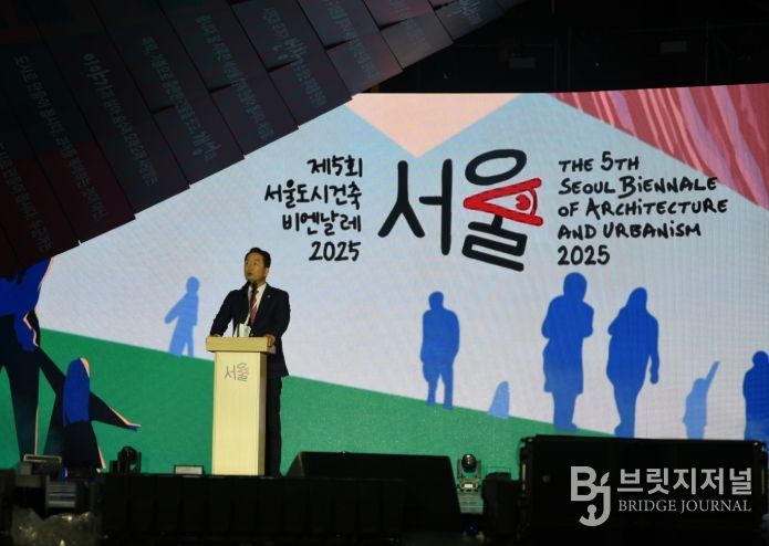 서울도시건축비엔날레 개막식 축사하는 김태수 주택공간위원장