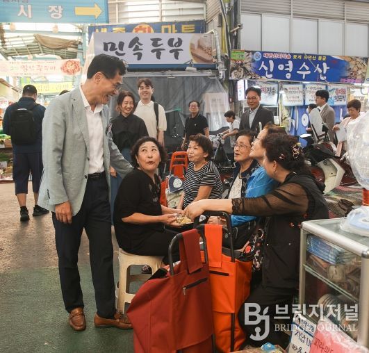 이기재 양천구청장이 추석을 맞아 시장을 찾은 주민들과 인사를 나누는 모습