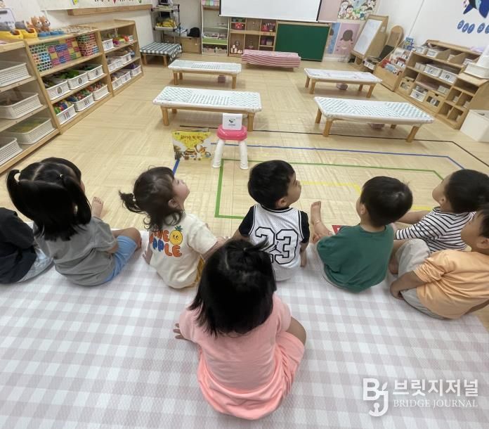 프로그램 진행 전 ‘담뿍이’로 책 읽는 아이들의 모습
