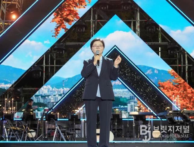 지난 9월 23일에 열린 ‘KBS열린음악회’ 식전행사에서 이순희 강북구청장이 인사 말씀을 하고 있다.