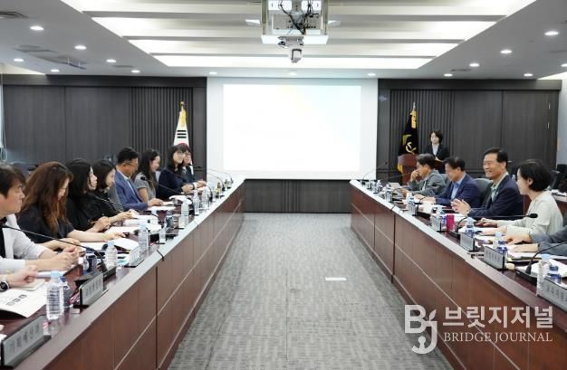 이승로 성북구청장(오른쪽 두 번째)과 관계자들이 아동친화도시 4개년 전략 연구용역 최종 보고회를 진행하고 있다