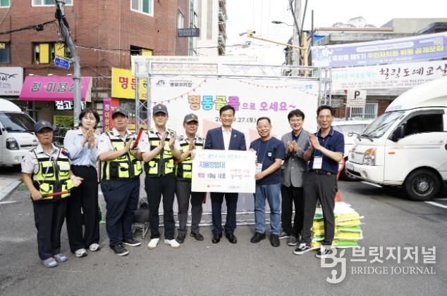 이승로 성북구청장(오른쪽 네 번째)과 자율방범대원들이 기념촬영을 하고 있다