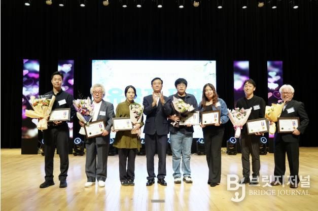 이승로 성북구청장(왼쪽 네 번째)과 표창 수여자들이 기념촬영을 하고 있다