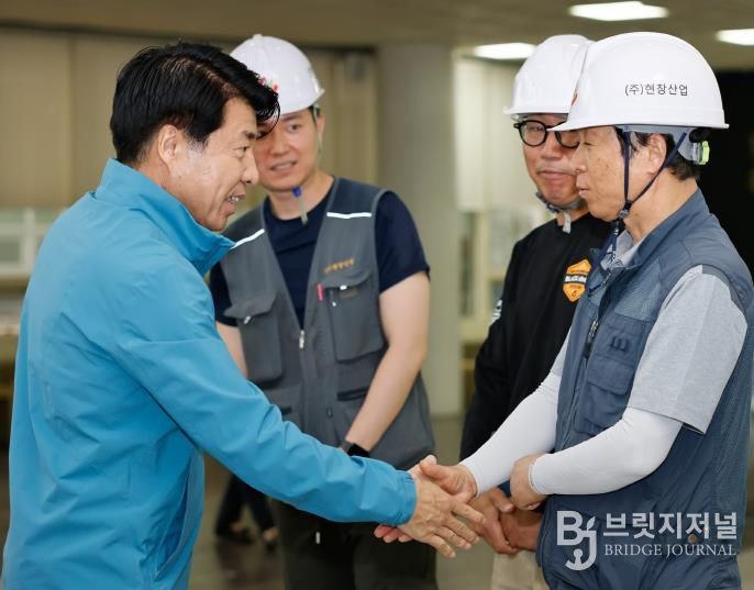 2025. 6월 구민회관 공사현장을 찾은 서강석 구청장이 관계자와 인사를 나누고 현장을 살펴보고 있다.