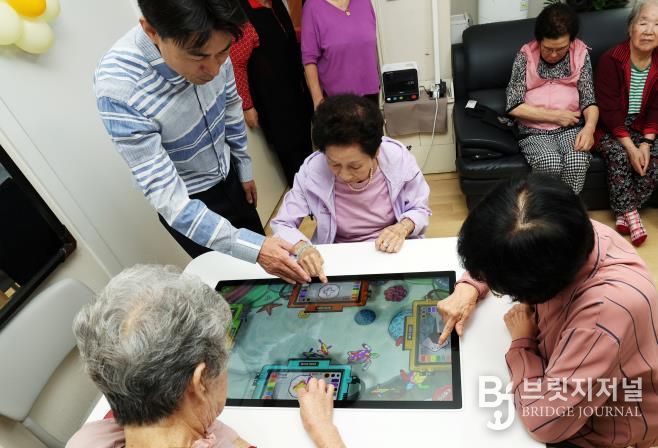 스마트경로당 여가콘텐츠 이용 장면