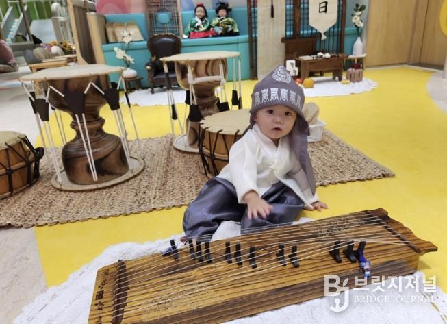 한복 입고 전통 놀이를 즐기고 있는 아이