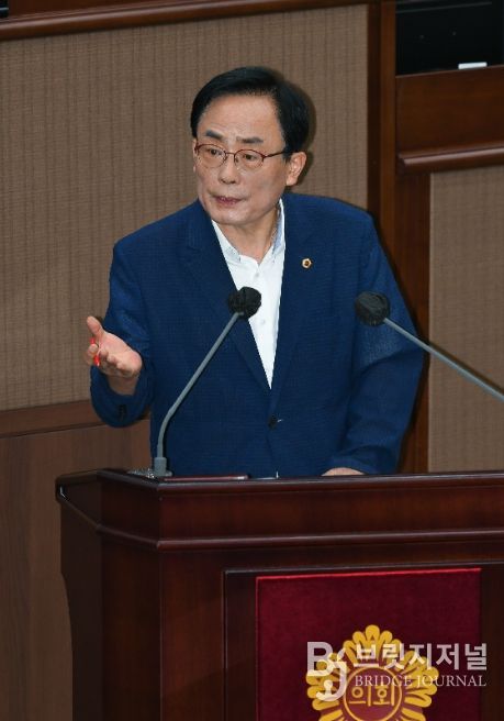 서울시의회 김형재 의원이 8월 29일 열린 제322회 서울시의회 본회의에서 시정질문을 하고 있다.