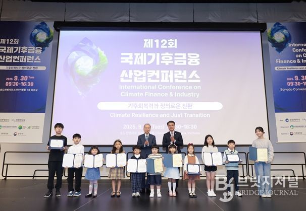 수상자와 박호군 인천연구원장, 정승환 인천광역시 환경국장 기념촬영