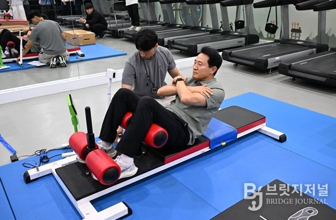 오세훈 서울시장이 1일 오후 서울시청 체력단련실에서 ‘더 건강한 서울 9988’의 주요사업인 ‘체력인증센터’ 운영을 앞두고 체력측정 장비를 점검하고 ‘교차 윗몸일으키기’를 시범 측정하고 있다