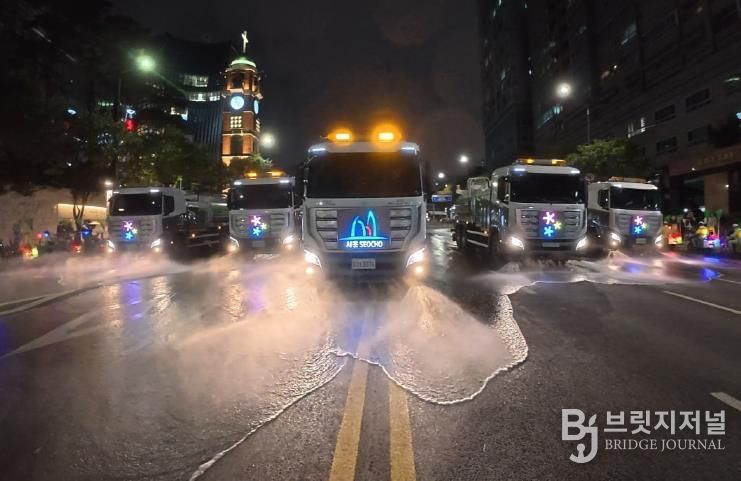 서초구 청소 차량이 대형에 맞춰 반포대로에 물을 분사하며 물청소를 하고 있다.