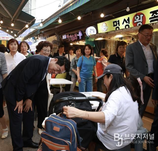 지난 6월 인헌시장을 방문해 주민과 소통하는 박준희 관악구청장
