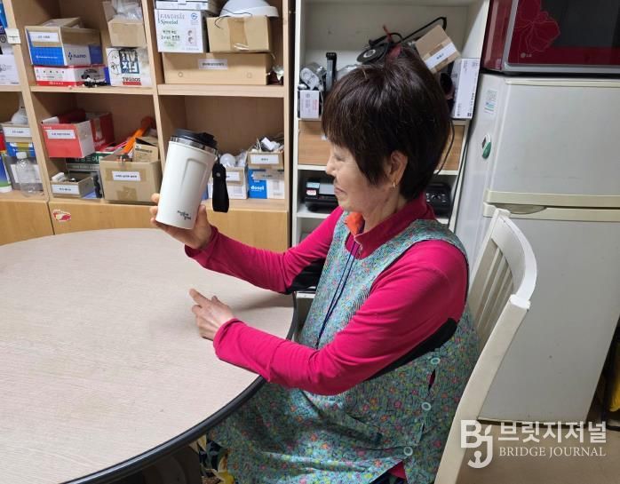 성동구는 공동주택 필수노동자 대상 근무환경 개선 물품으로 텀블러를 배부하고 있다