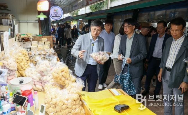 추석 앞두고 전통시장 살리기 동참직원들과 함께 전통시장 장보기 행사