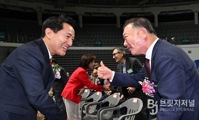 오세훈 서울시장이 2일 장충체육관에서 열린 '2025년 노인의 날 기념식'에서 고광선 대한노인회 서울시연합회 회장과 인사하고 있다.