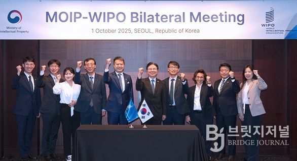 목성호 지식재산처장 직무대리(왼쪽에서 6번째)가 양자회담을 마치고 다렌 탕 WIPO 사무총장(왼쪽에서 5번째) 등 참석자들과 기념촬영을 하고 있다.