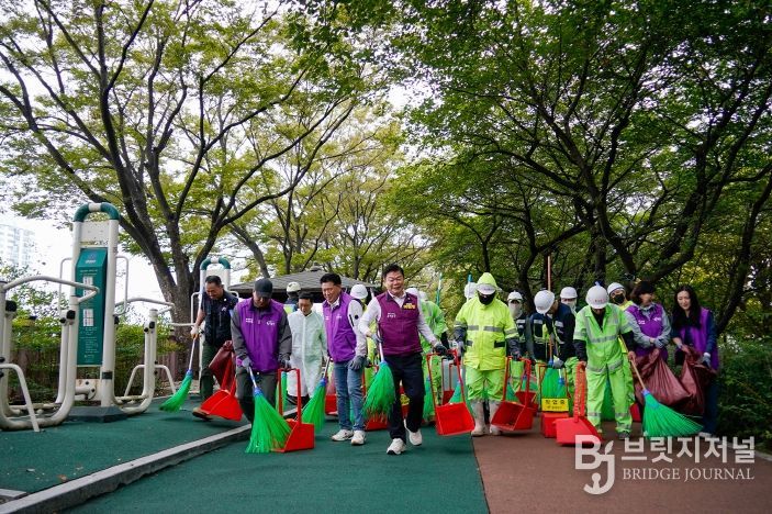 장안벚꽃안길에서 추석맞이 대청소하는 이필형 동대문구청장