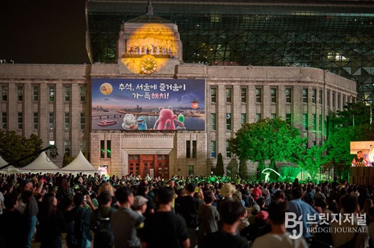 지난 4일 '서울어텀페스타' 개막공연 중 서울도서관 옥상무대에서 진행된 '백호'(타악그룹 타고) 공연을 관람하는 시민들 ⓒ서울문화재단