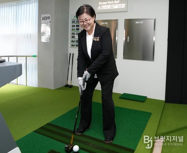 이순희 강북구청장이 지난 10월 1일 열린 스크린 파크골프장 개장식에서 파크골프 시타를 하고 있다.