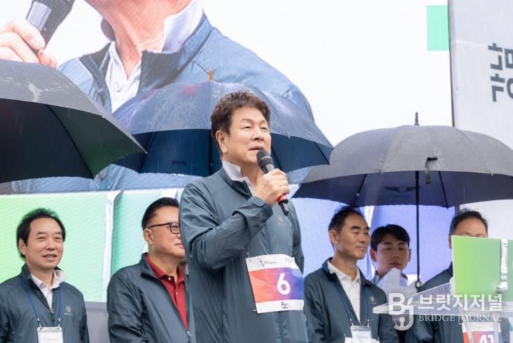 3일 열린 ‘제22회 강남국제평화마라톤 대회’에서 이호귀 의장이 축사를 하고 있다.