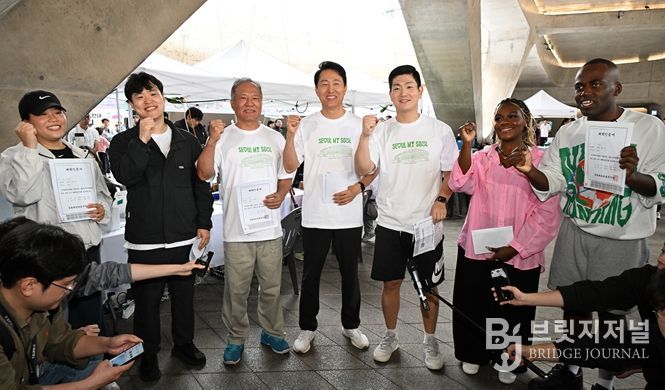 오세훈 서울시장이 10일(금) 동대문디자인플라자(DDP) 어울림마당에서 열린 '한가위 확·찐·살 확빼기' 챌린지에서 체력인증서를 들고 기념촬영하고 있다.