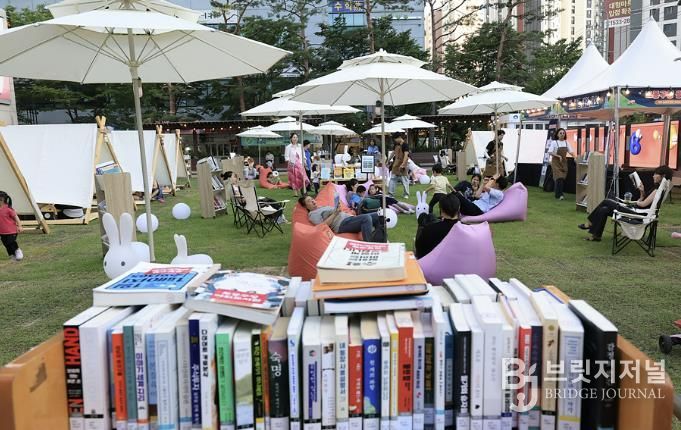 도봉구청 광장에 책들이 전시돼 있다. 사진은 지난 5월 운영된 야외도서관 전경