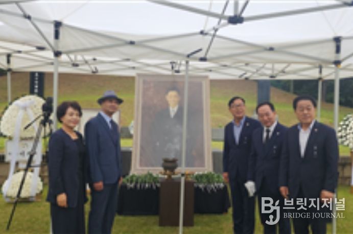 10월 10일 오전11시, 용산구 효창공원 이봉창 의사 묘역에서 열린 ‘이봉창 의사 순국 93주기 추모식’에 참석한 김용호 서울시의원(오른쪽 첫 번째)이 기념촬영을 하고 있다.