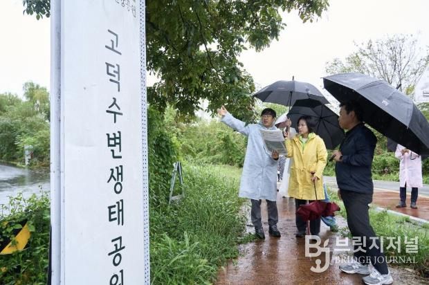 10월 13일 이수희 강동구청장(왼쪽에서 두번째)이 고덕수변생태공원 현장을 점검하고 있다