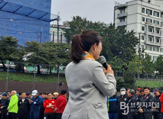 구미경의원이 행사에 참가하여 축사를 전하고 있다