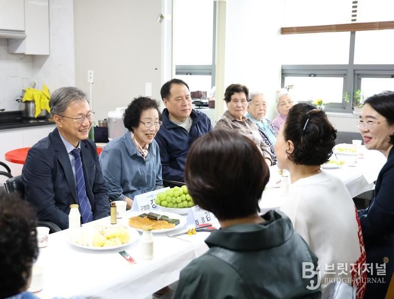 장인홍 구청장(왼쪽 두 번째)이 오류1동 주민센터에서 주민들과 환담을 나누고 있다.