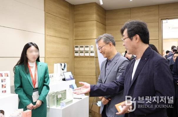 지난 7월 15일 개최된 G밸리 해외바이어 초청 수출상담회에서 장인홍 구로구청장(사진 왼쪽 두 번째)이 관계자의 설명을 듣고 있다.
