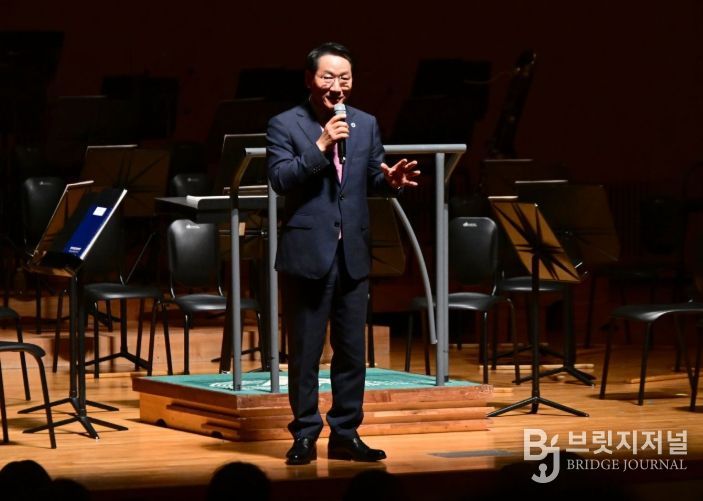 유정복 인천광역시장이 15일 아트센터인천에서 열린 '제61회 인천시민의날 기념음악회'에서 인사말을 하고 있다.