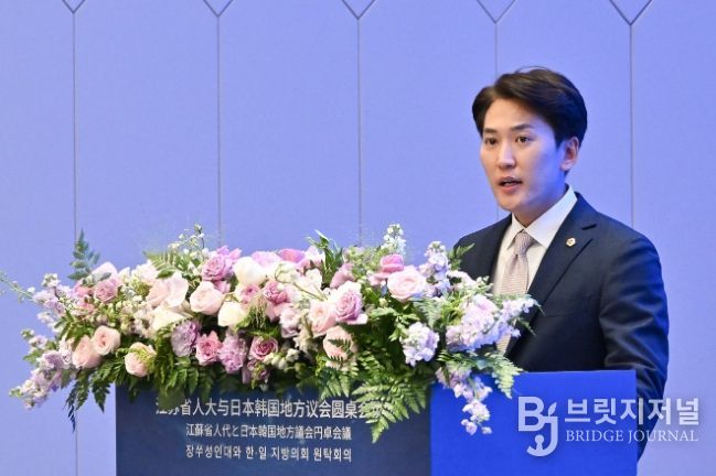 장쑤성인민대표회의와 한·일 지방의회 원탁회의에서 의제 발표 중인 이민석 의원