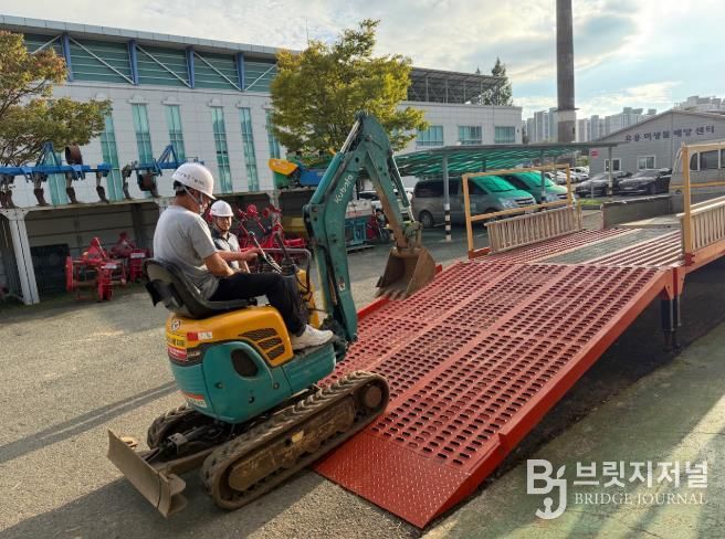 농기계 사용 교육 중인 모습