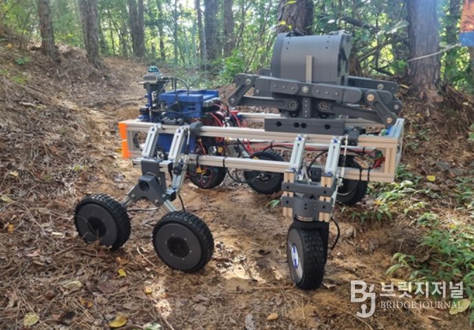 드론 배터리 자동 교체 플랫폼을 탑재한 산악 지형 잔불 진화 로봇