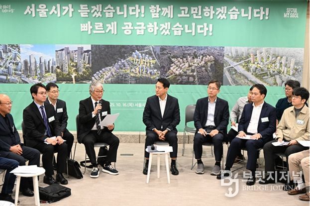 오세훈 서울시장이 16일(목) 서울시청에서 열린 '주택공급 활성화를 위한 민‧관정책협의회'에서 서울시정비사업연합회(회장: 김준용)와 주택공급 정책과 관련해 의견을 나누고 있다.