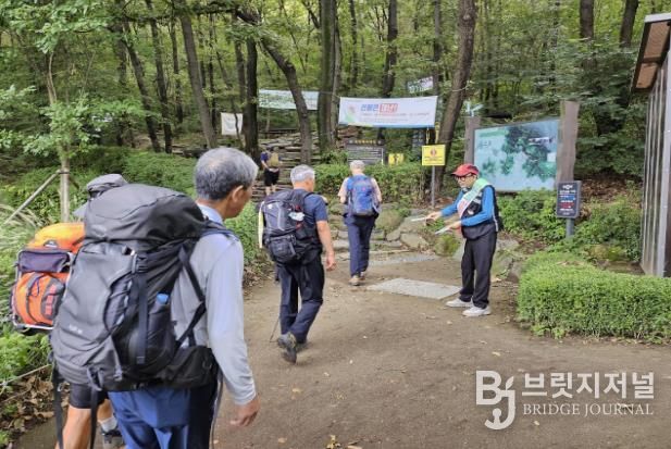 등산 안전 캠페인 활동을 진행 모습