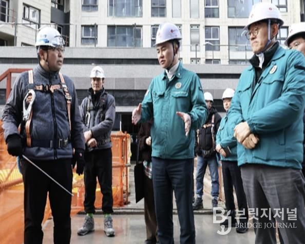 오언석 도봉구청장(가운데)이 지역 대형공사장을 찾아 현장 관계자에게 근로자 안전관리 준수 등을 강조하고 있다.