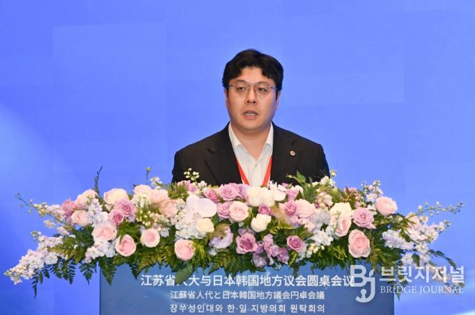 ‘장쑤성인대와 한·일 지방의회 원탁회의’에서 발표 중인 서울특별시의회 김동욱 의원